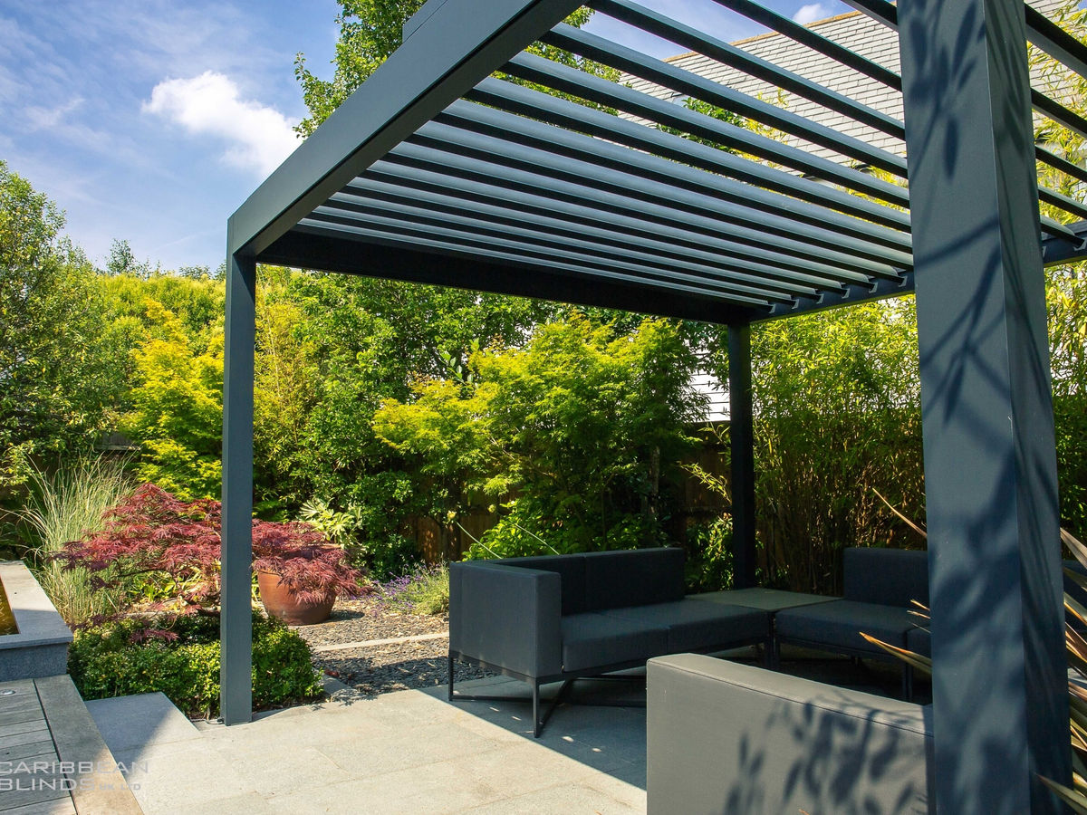 Outdoor living pod with adjustable roof louvers